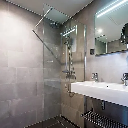 Yays East By Numa Aparthotel 4*